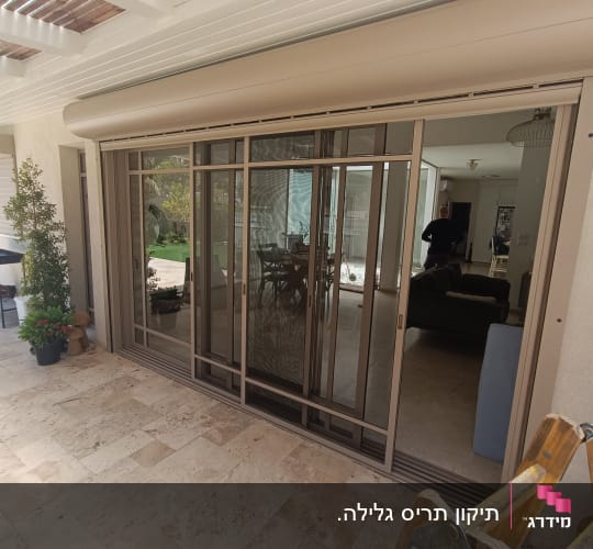 דלתות זכוכית עם תריסים במרפסת חיצונית